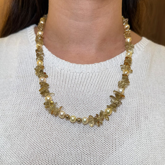 Collar perlas japonesas con cuarzo.