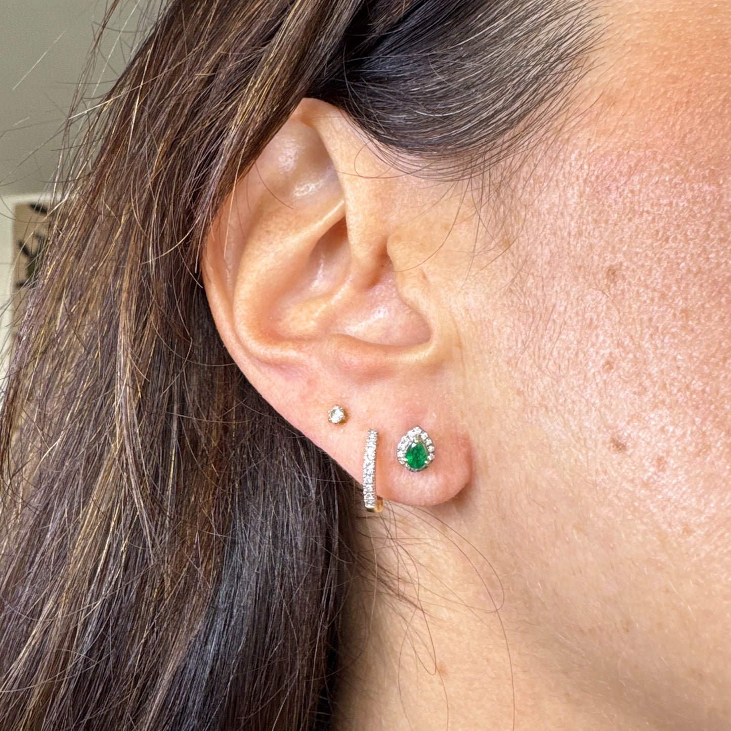 Aretes esmeralda gota con halo oro blanco chicos.