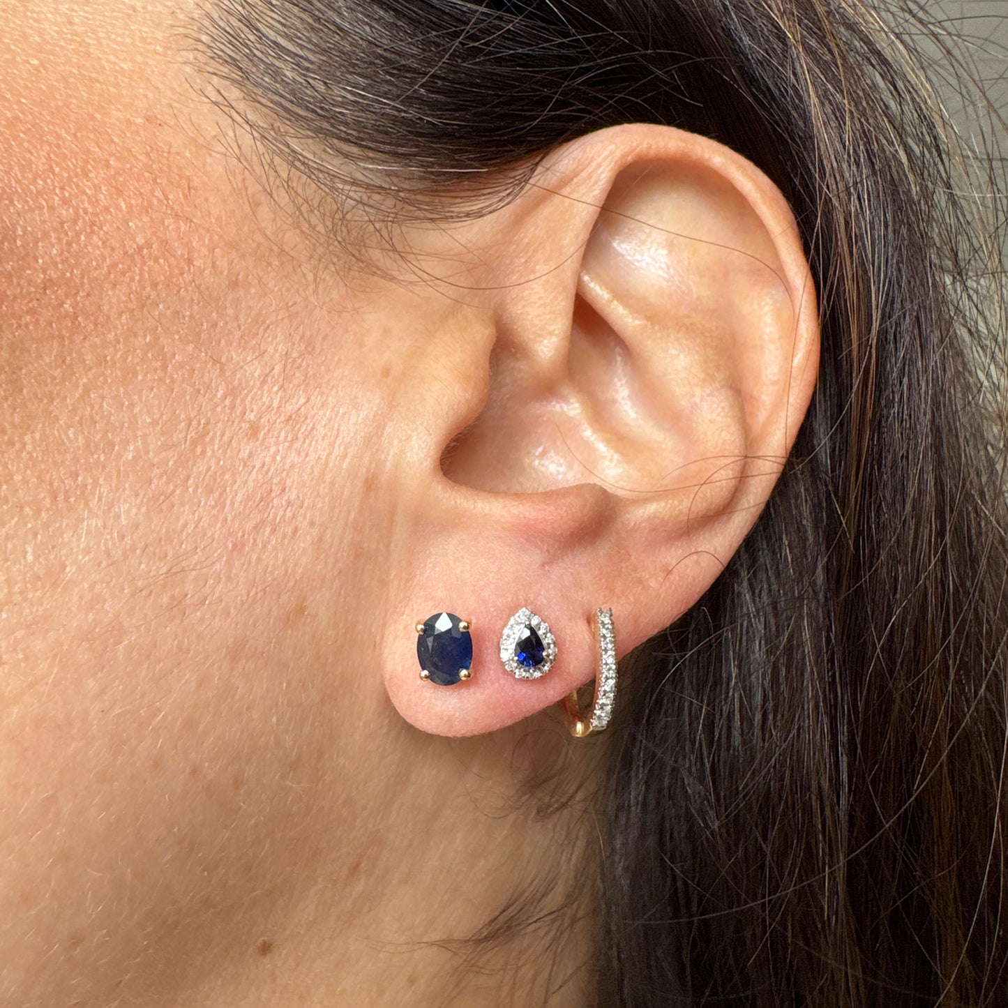 Aretes zafiros gota con halo diamantes chicos.