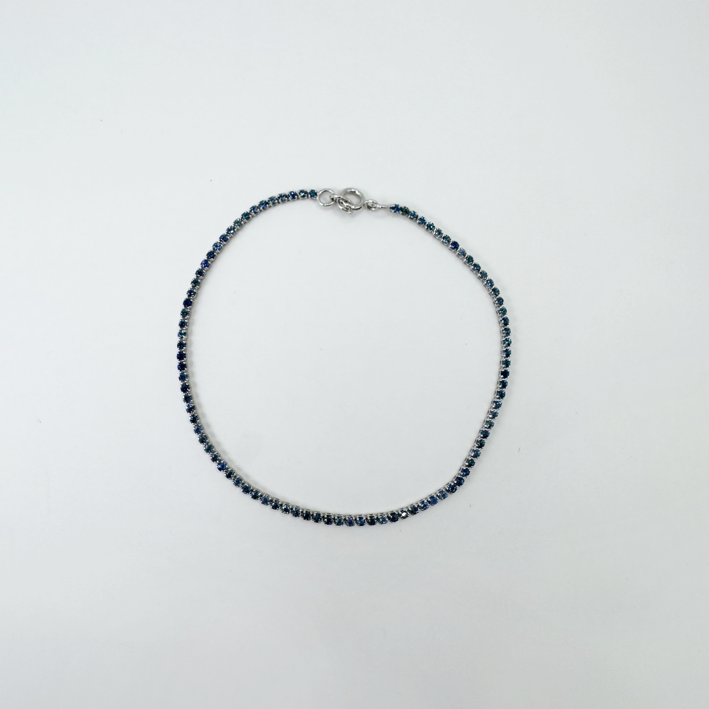 Pulsera tennis zafiros azules y oro blanco.