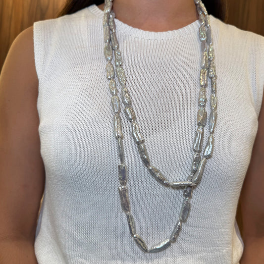 Collar perlas extra largo keshi gris.