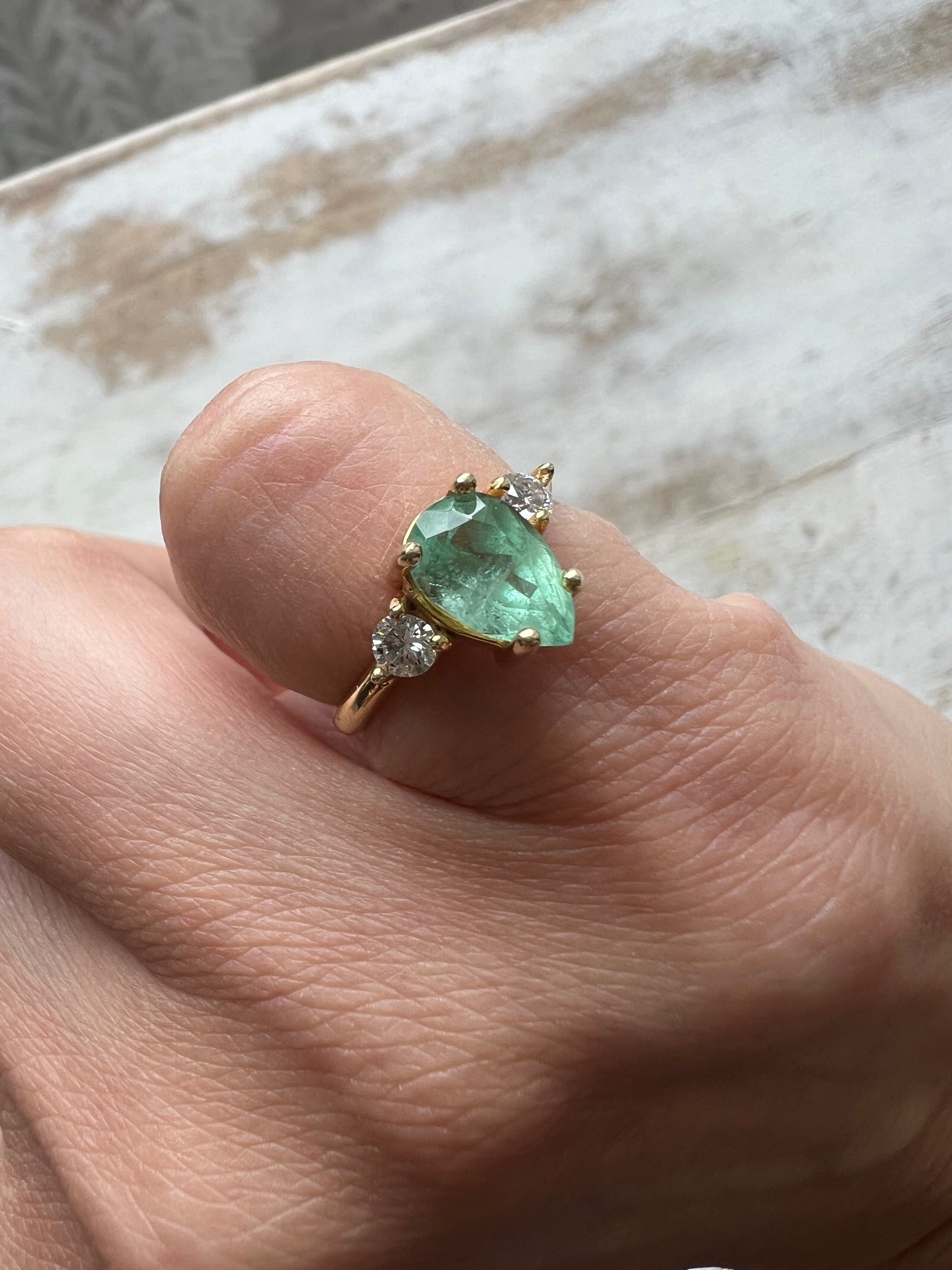 Anillo mint colombian emerald y diamantes.