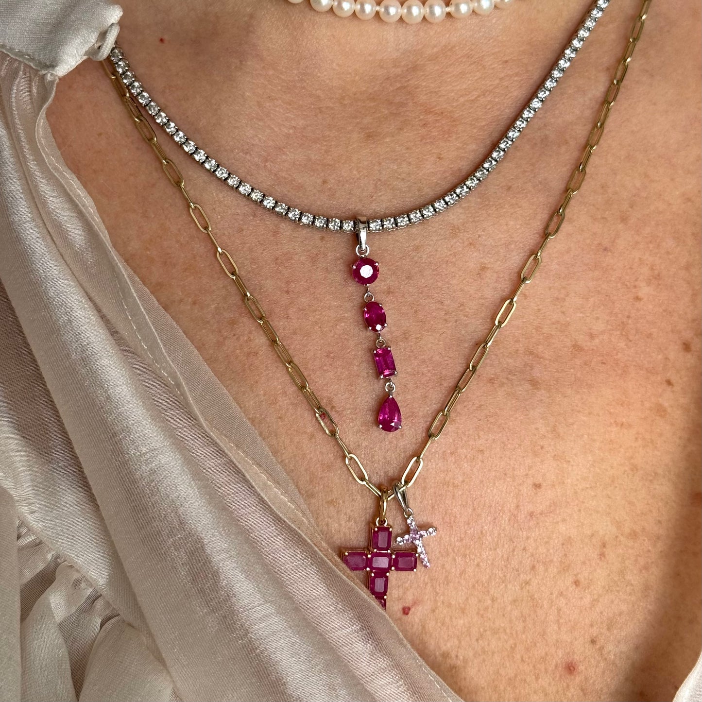 Dije corbatín de rubies y oro 14k