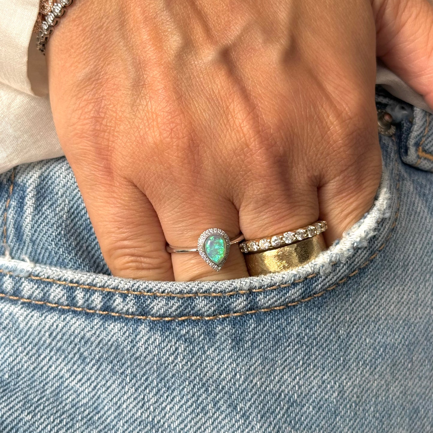 Anillo ópalo gota con halo diamantes.