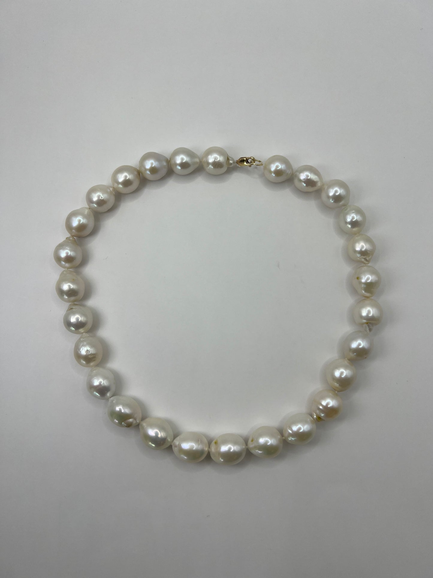 Collar clásico perlas grandes irregular.