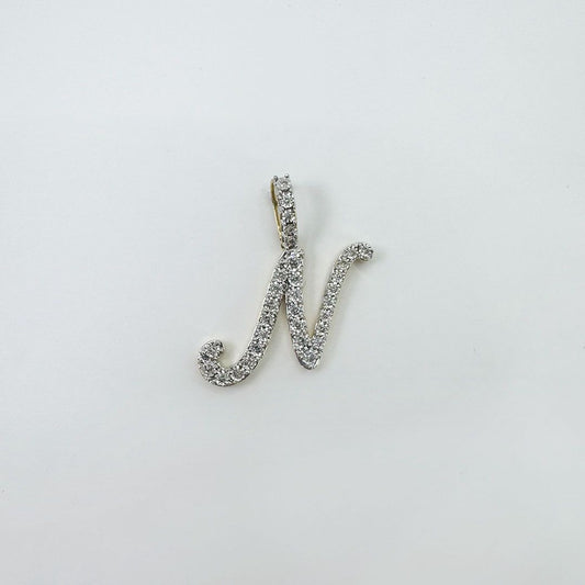 Dije letra "N" XL cursiva oro y diamantes.