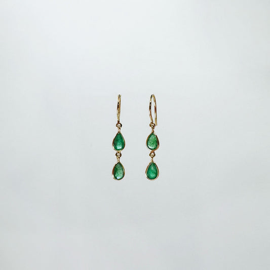 Aretes esmeralda colgantes.