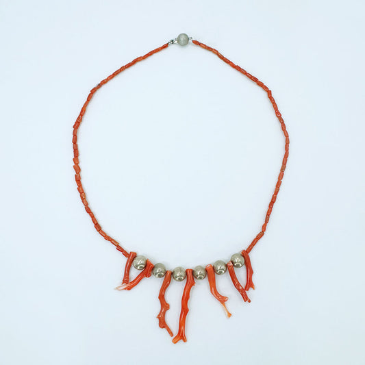 Collar coral con plata.