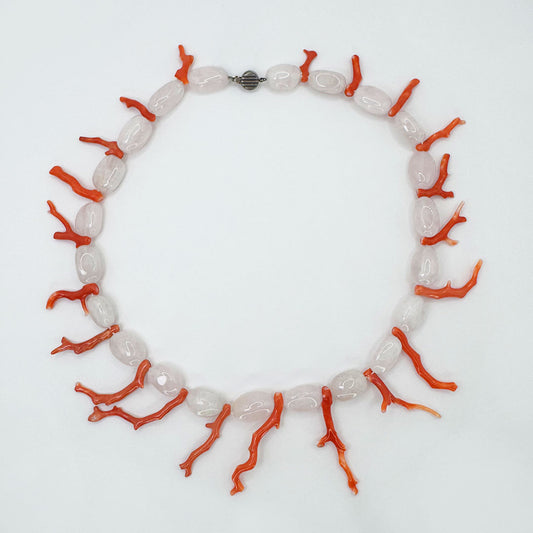 Collar coral grande con cuarzo.
