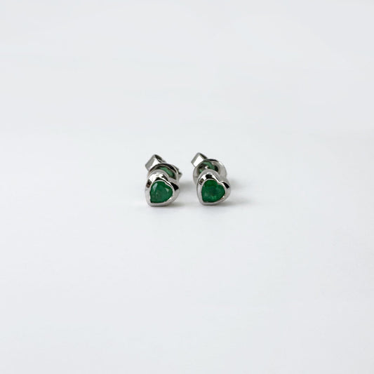 Aretes esmeralda corazón oro blanco.
