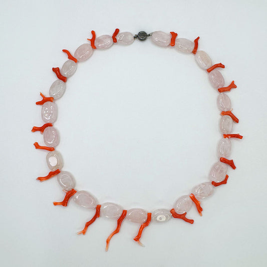 Collar coral chico con cuarzo.