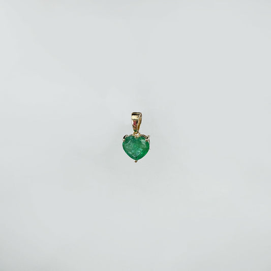 Dije corazón esmeralda.