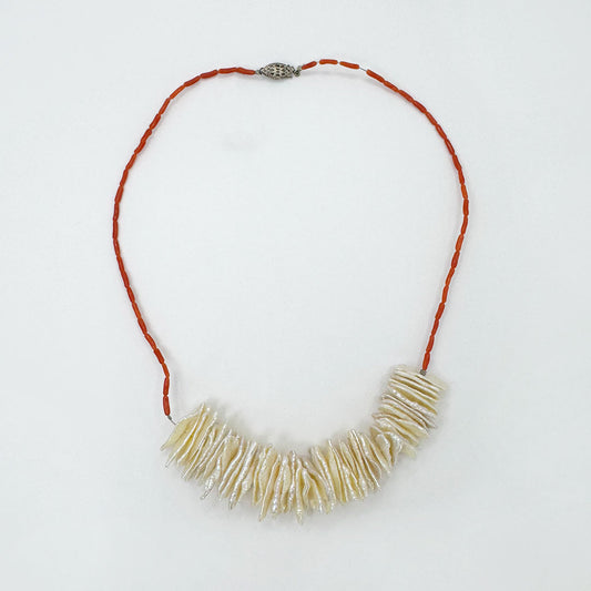 Collar coral perlas lápiz.