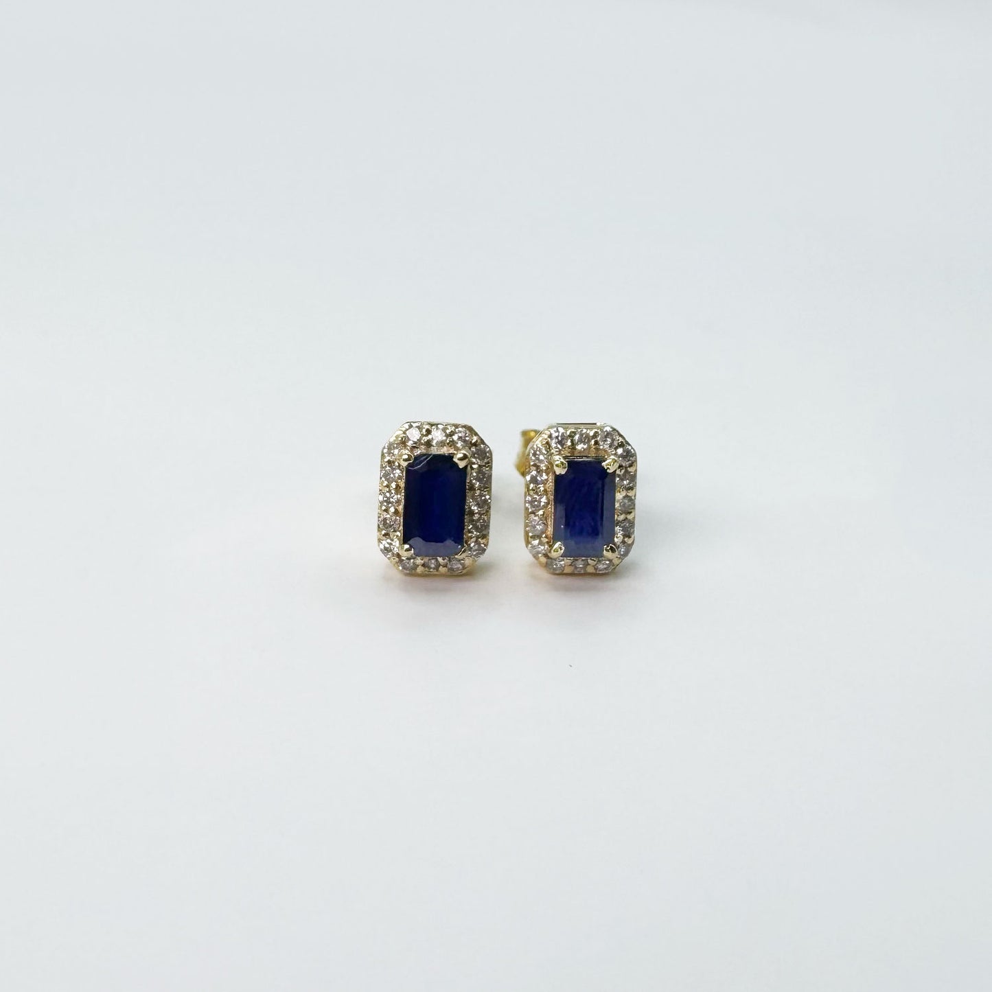 Aretes zafiros con halo de diamantes.