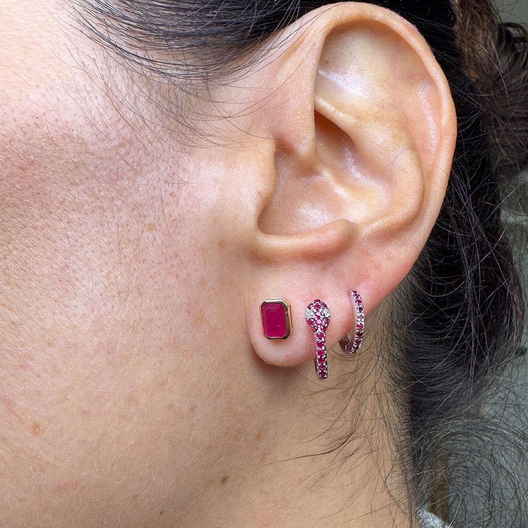 Aretes rubí oro amarillo con marco.