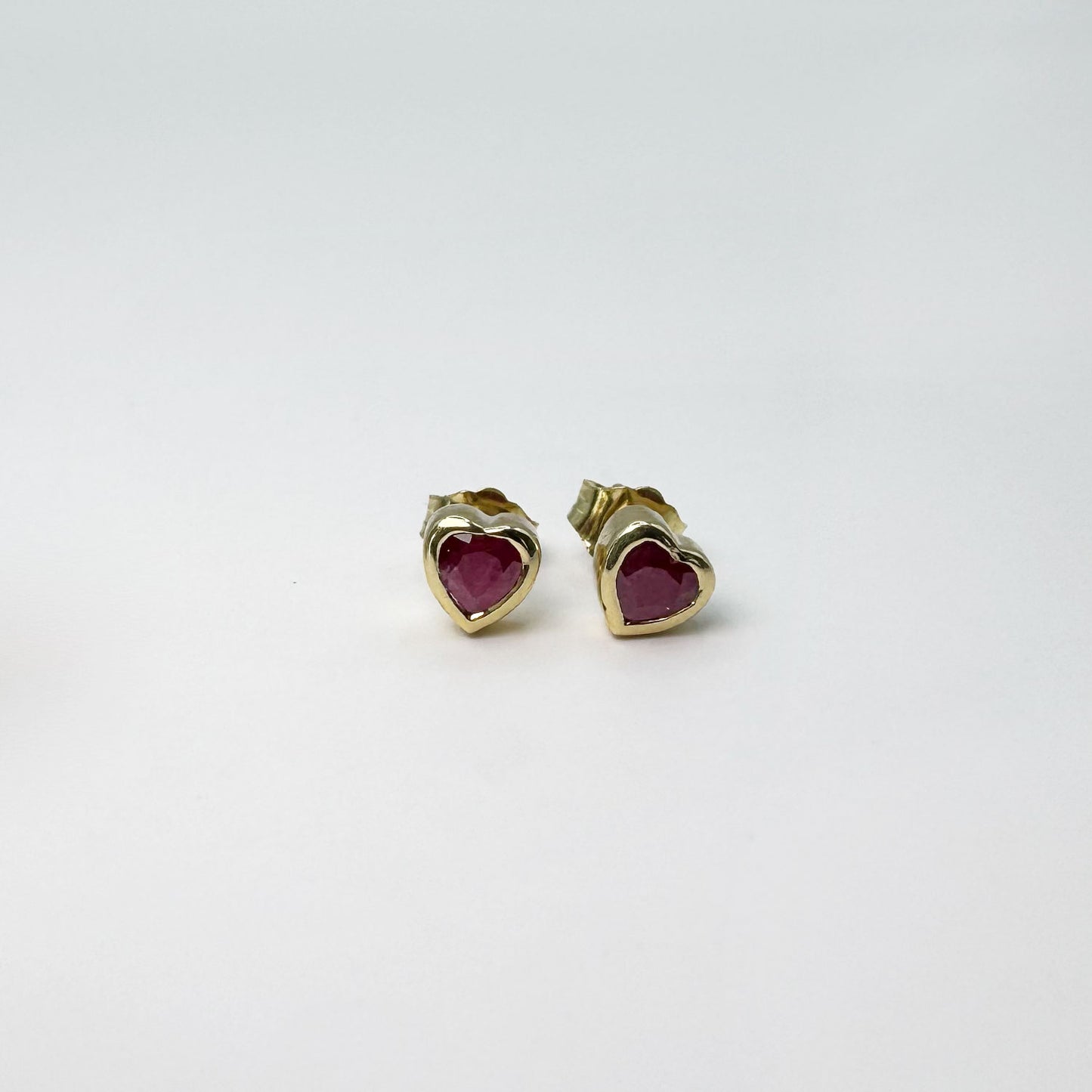 Aretes corazón rubí y oro.