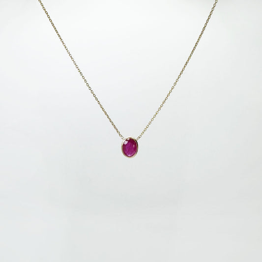 Collar rubi oval solitario.