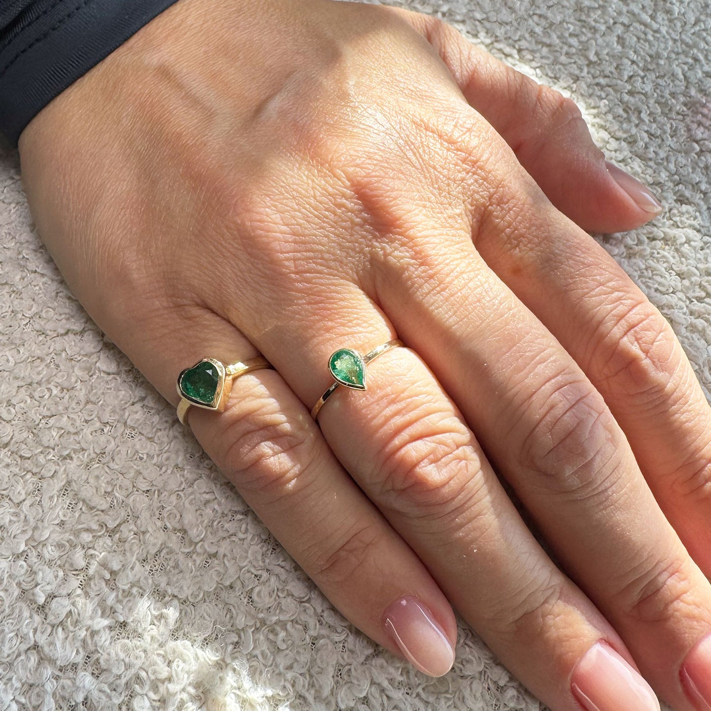 Anillo esmeraldas gota