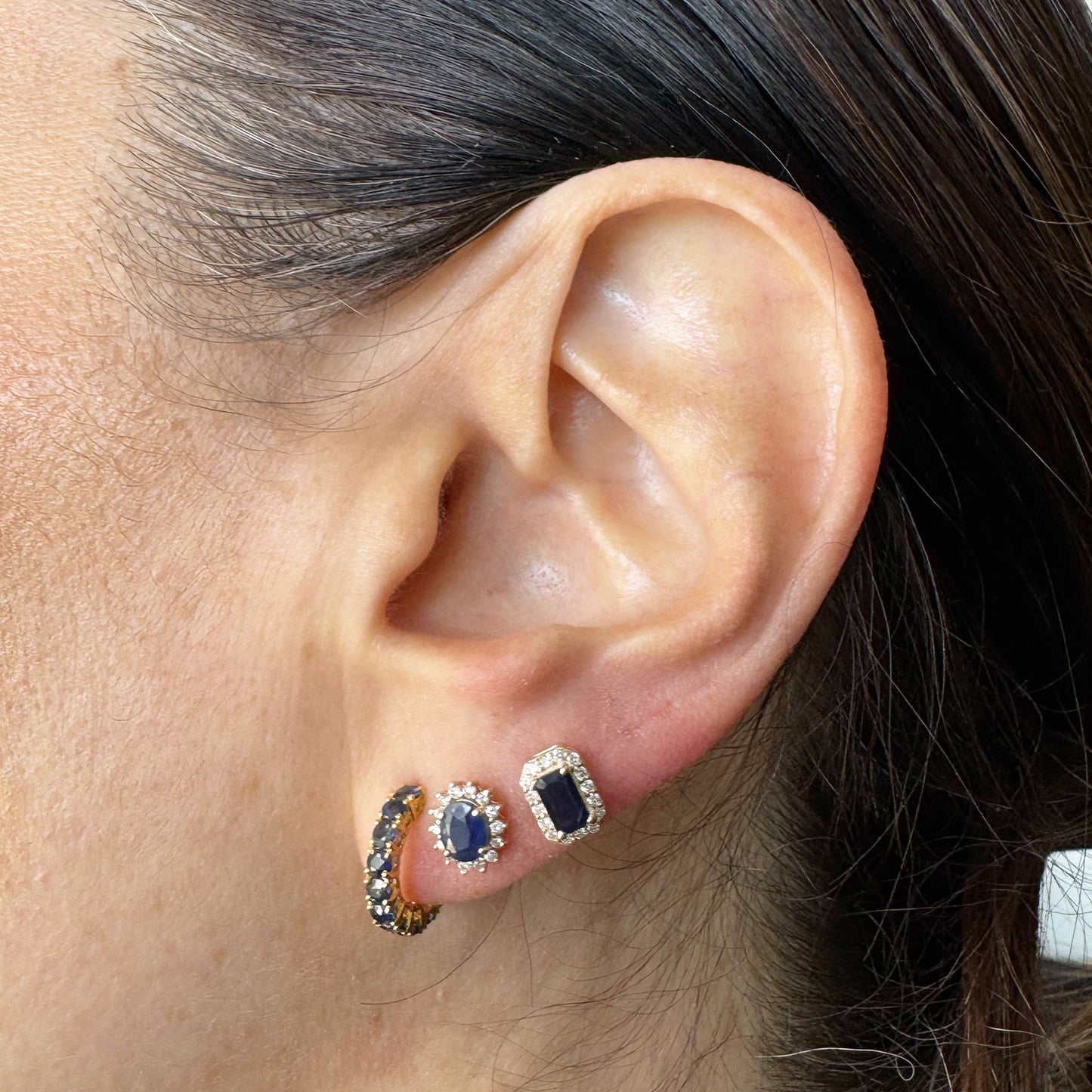 Aretes zafiros con halo de diamantes.