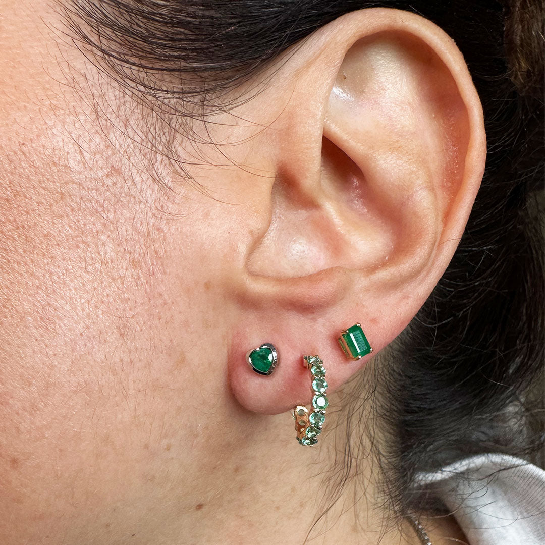 Aretes esmeralda corazón oro blanco.