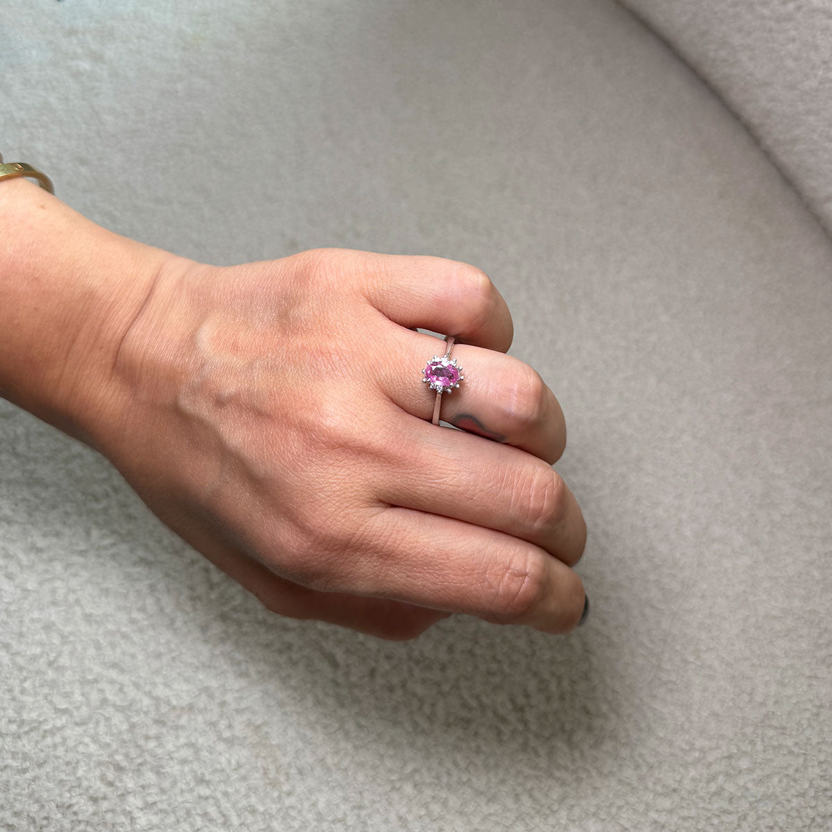 Anillo zafiro rosa.