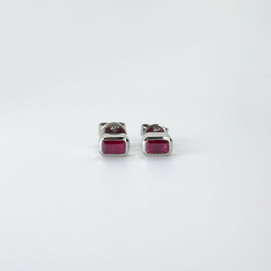 Aretes rubí con marco de oro blanco.