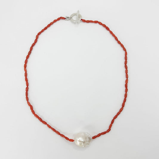 Collar coral con perla barroca.