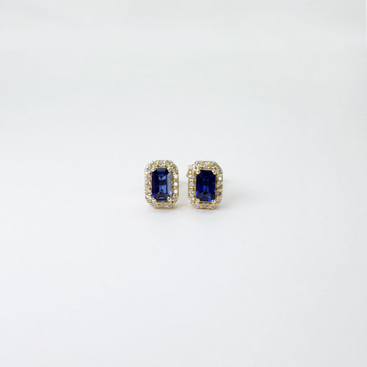 Aretes zafiros con halo de diamantes.