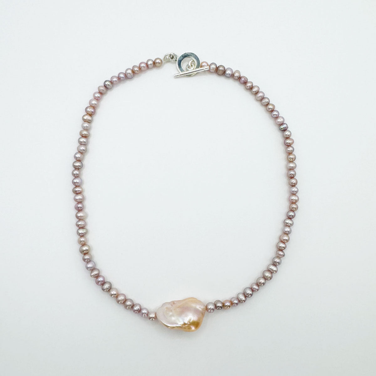 Choker perlas mini rosas con perla chunky.