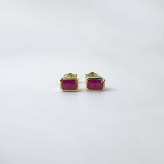 Aretes rubí oro amarillo con marco.