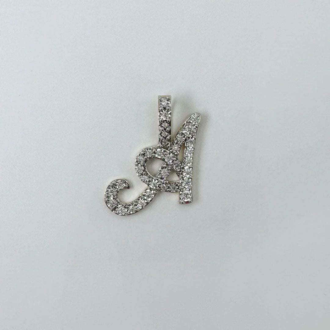 Dije letra "A" cursiva en oro y diamantes.