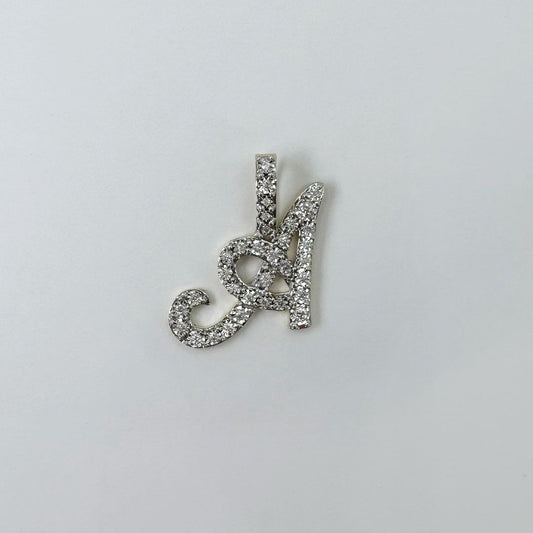 Dije letra "A" cursiva en oro y diamantes.