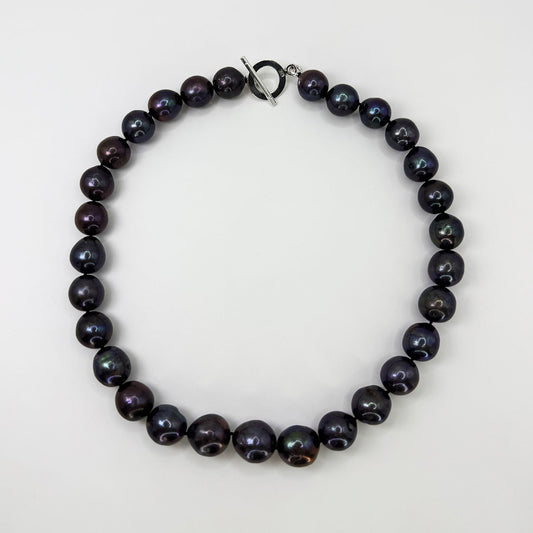 Collar perlas negras redondas.