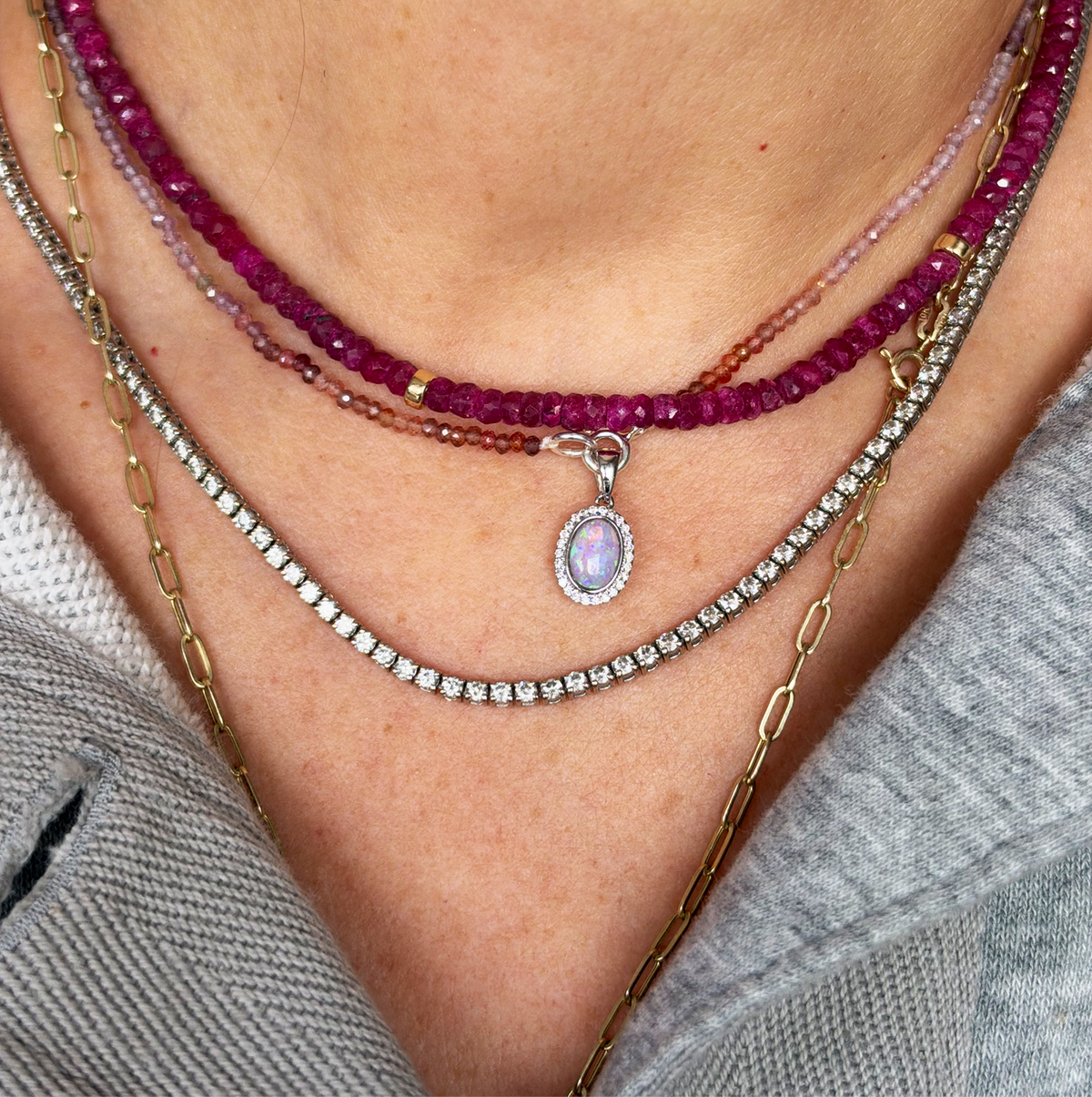 Dije ópalo oval con halo diamantes.