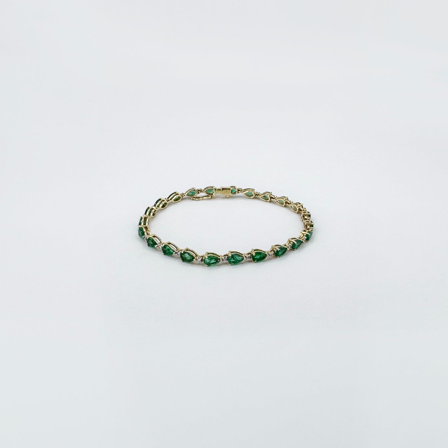 Pulsera esmeraldas y diamantes oro.