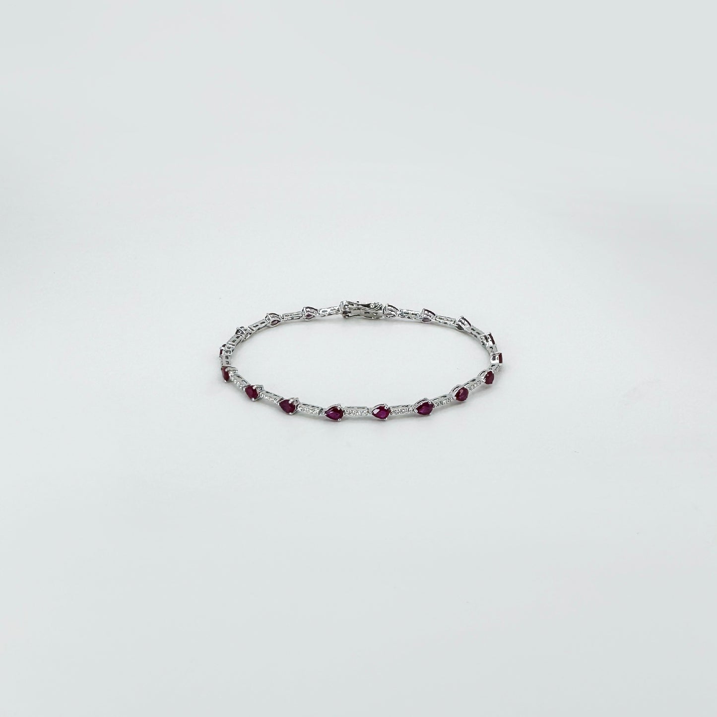 Pulsera rubí y diamantes oro blanco.