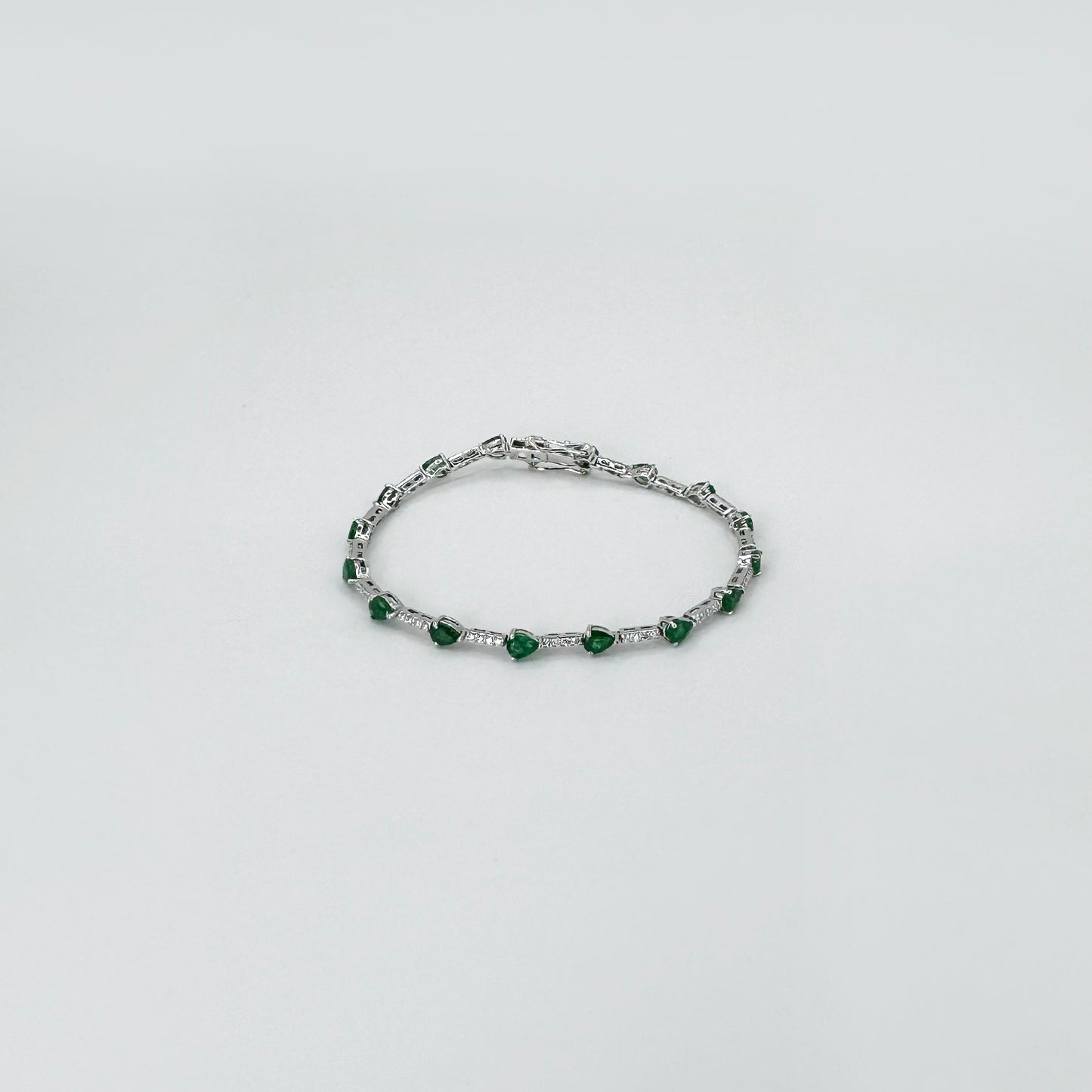 Pulsera esmeraldas con diamantes oro blanco.