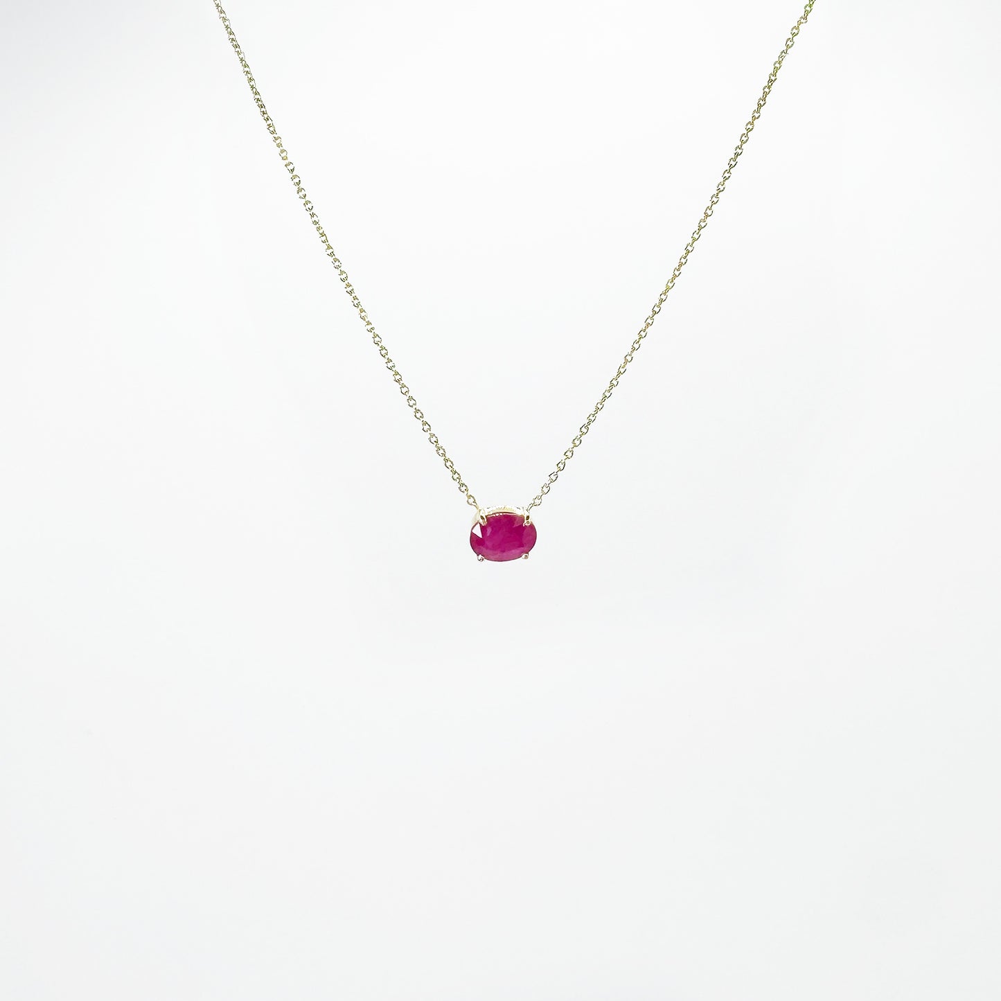 Collar rubí oval oro.