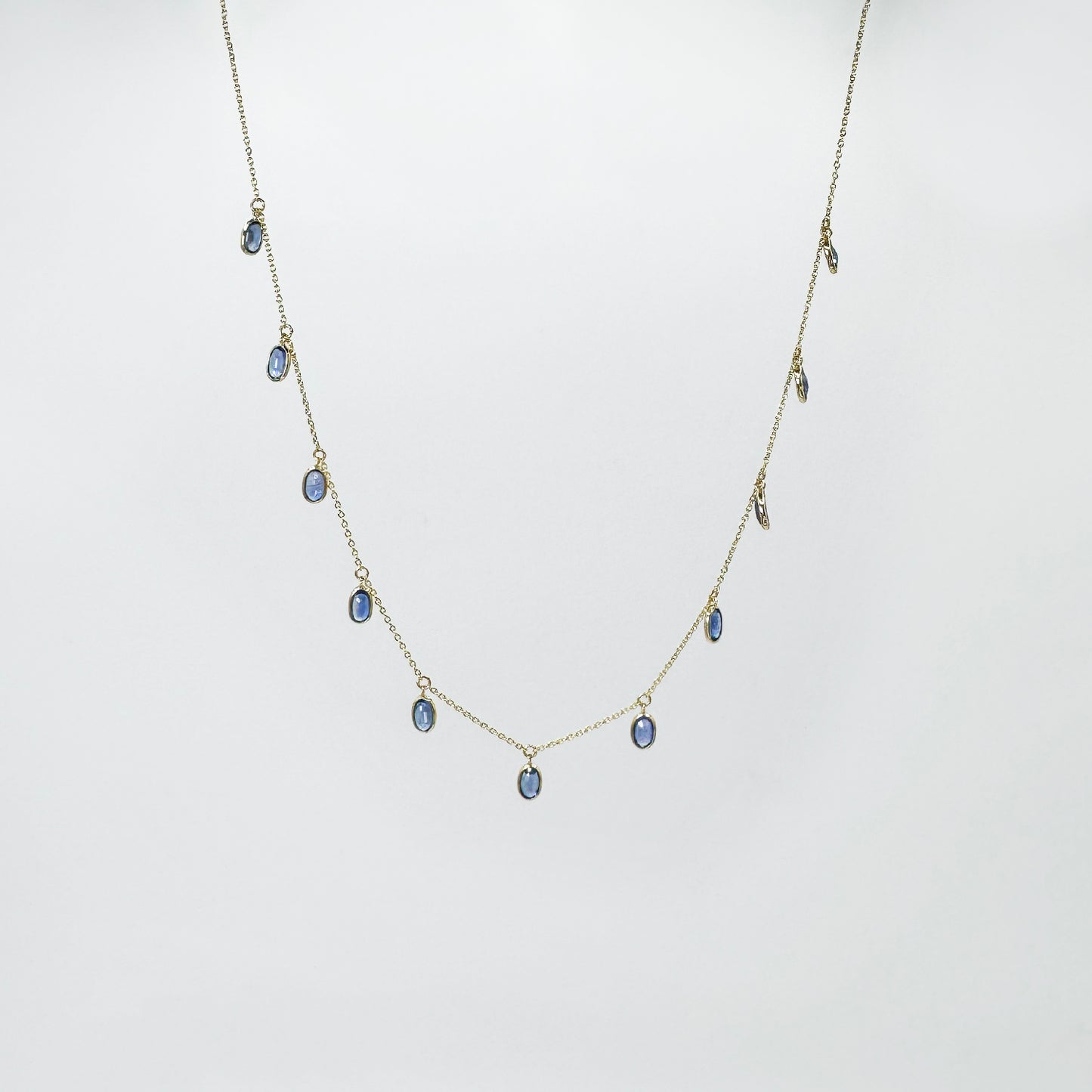 Collar zafiros oval lluvia oro.