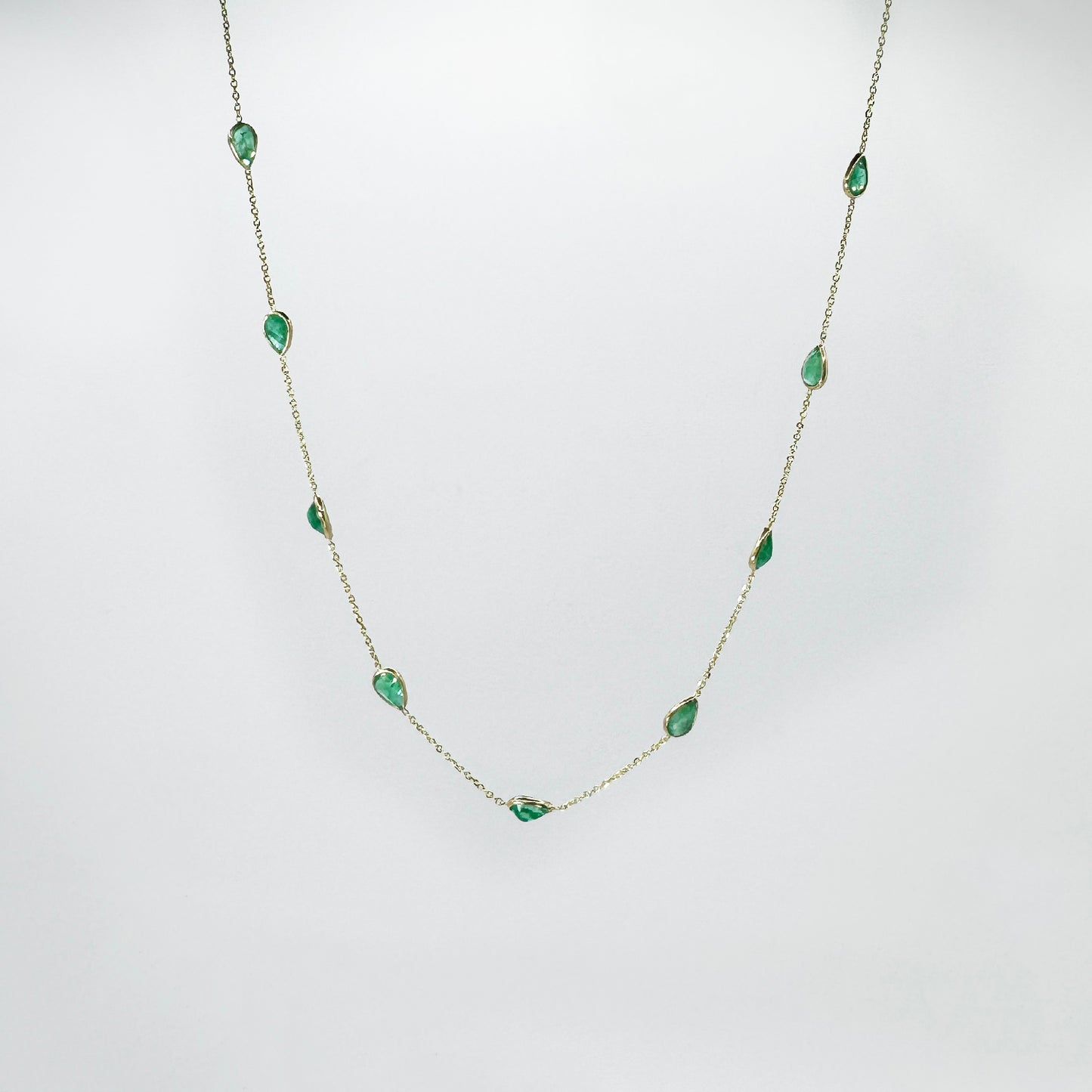 Collar esmeraldas gota cadena.