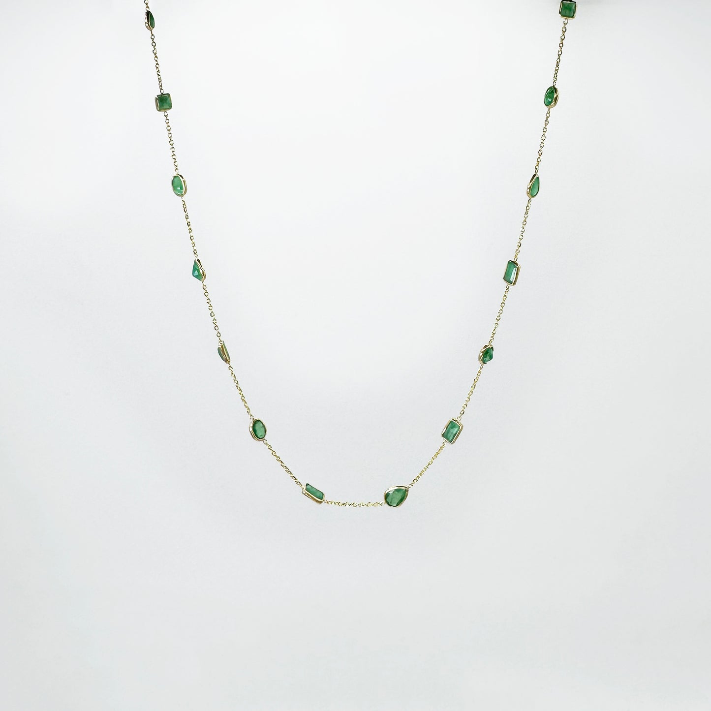 Collar esmeraldas cadena oro.