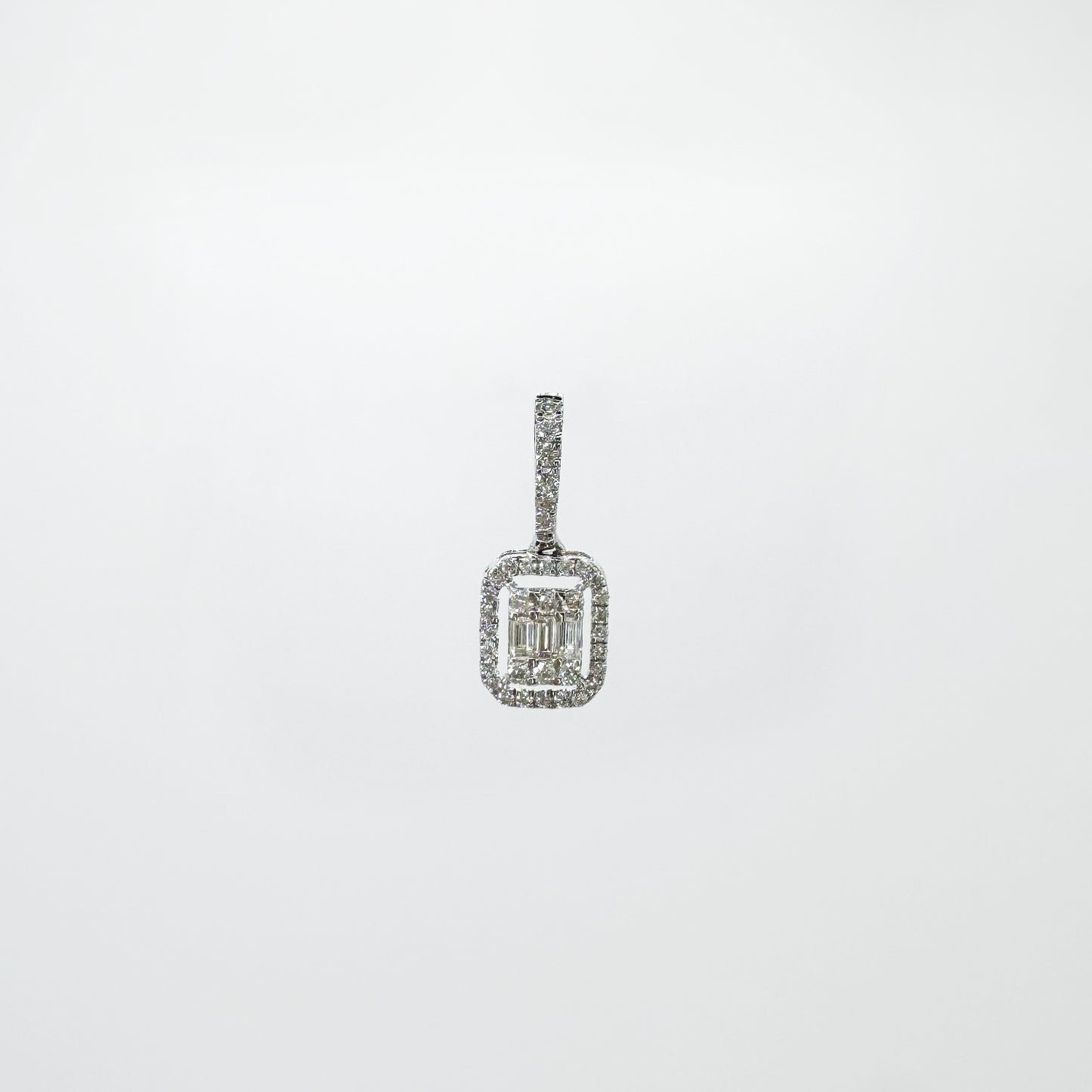 Dije diamante oro blanco.