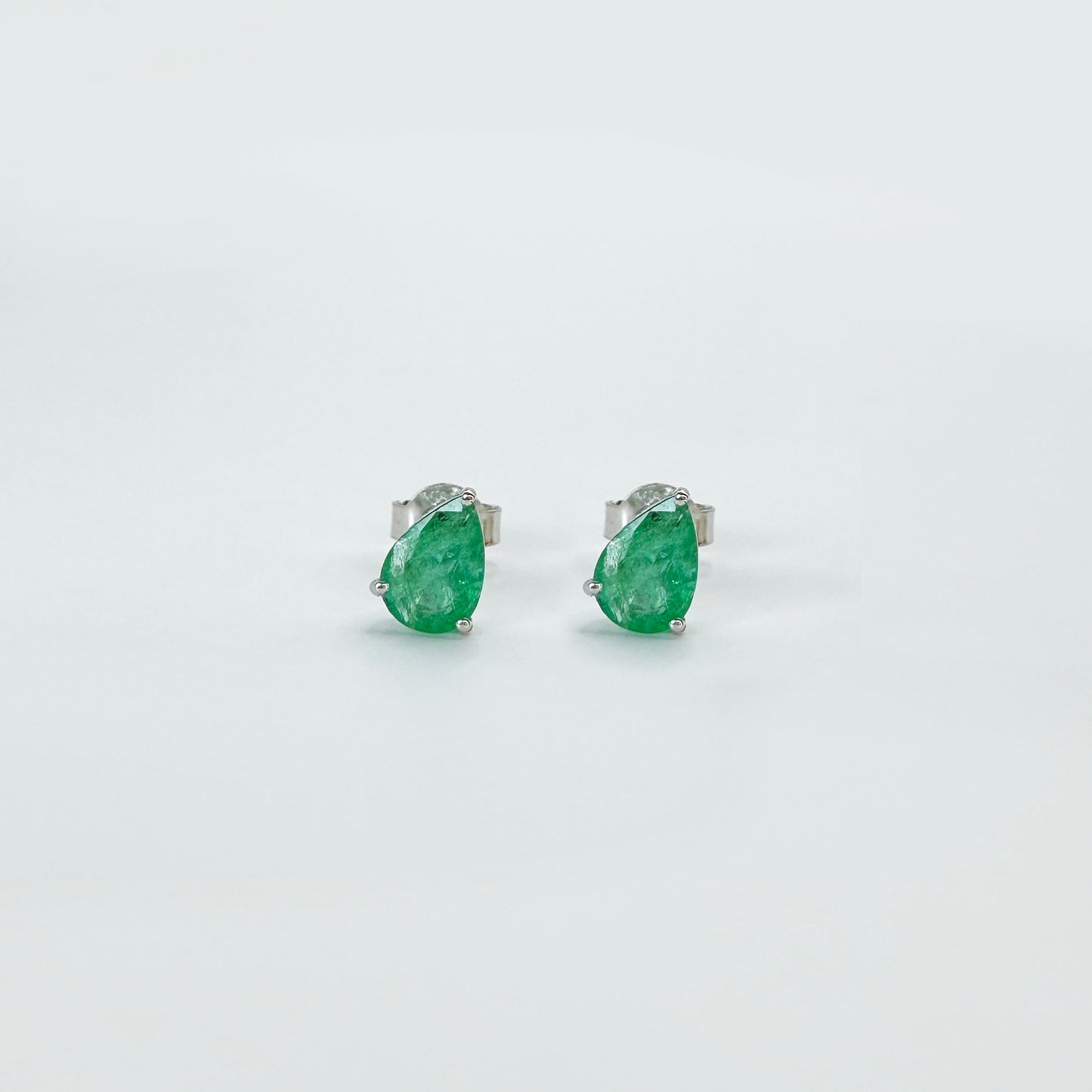 Aretes esmeralda gota oro blanco.