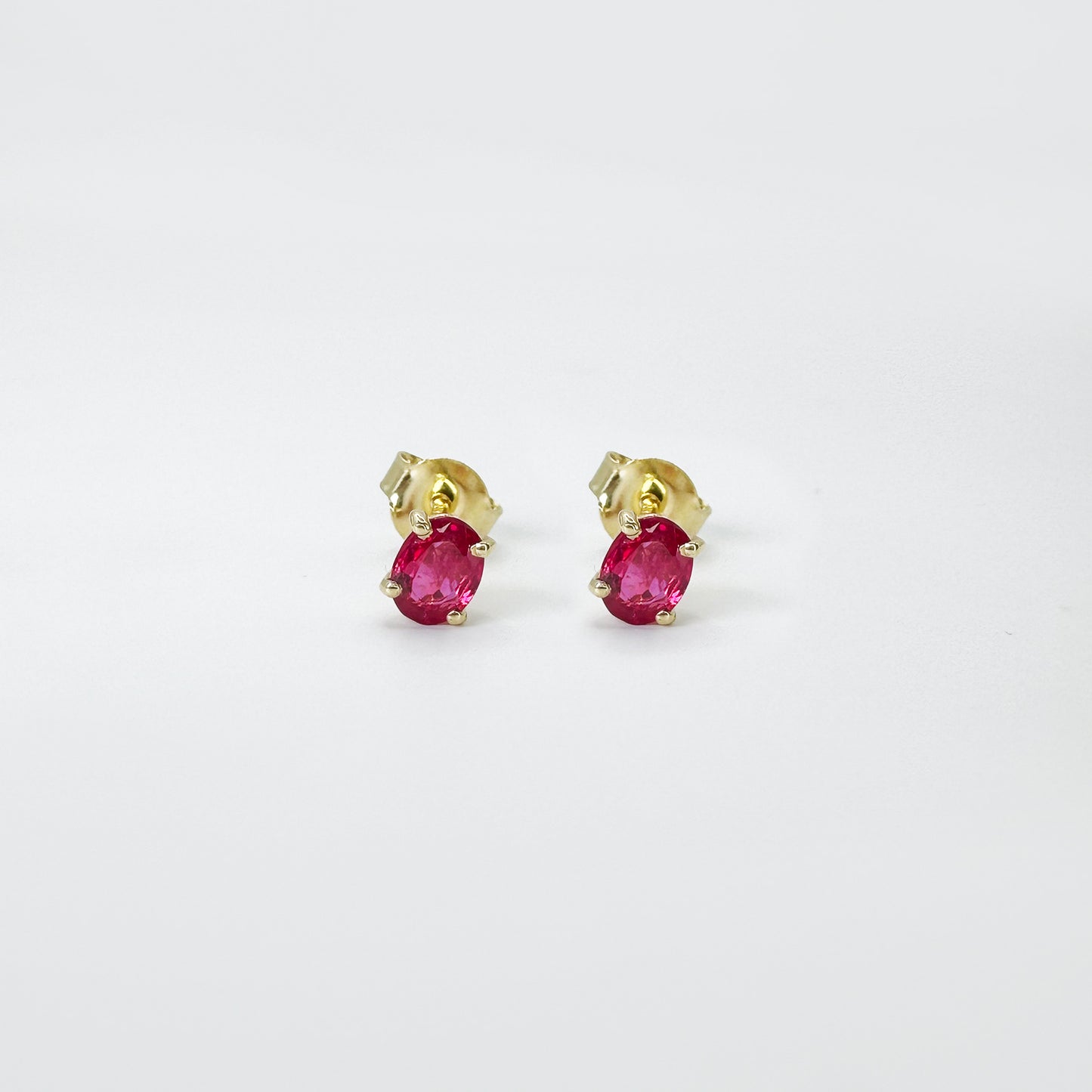 Aretes Rubí Mediano