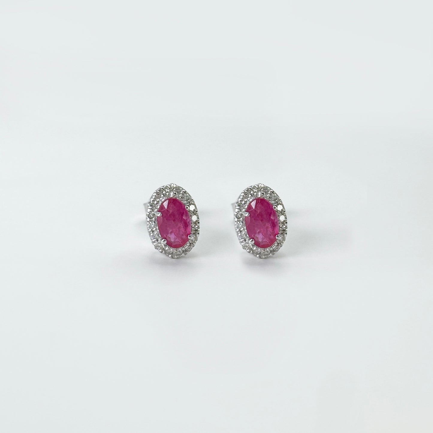 Aretes Rubí Oval con Halo diamantes.