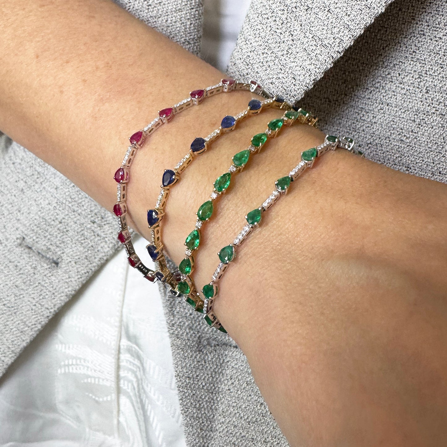 Pulsera zafiros y diamantes oro.