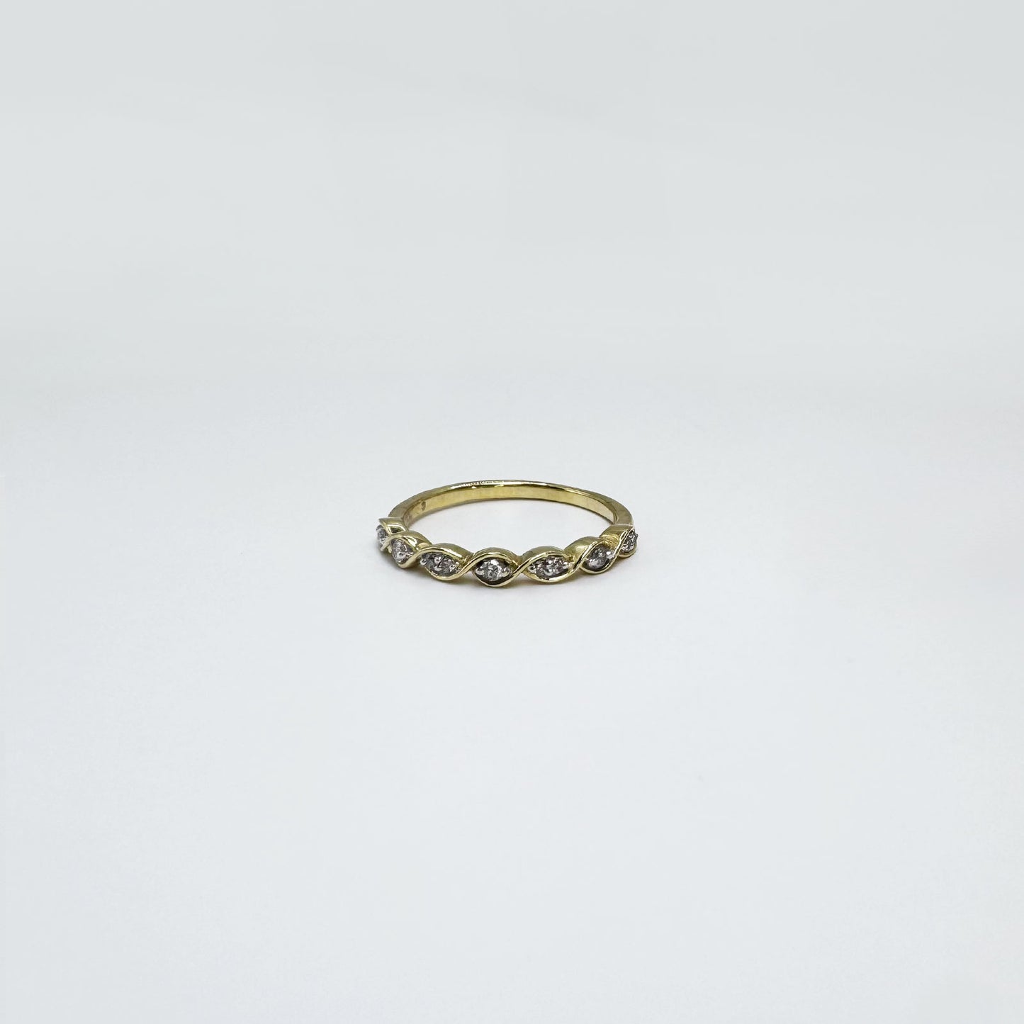Anillo infinito oro y diamantes.