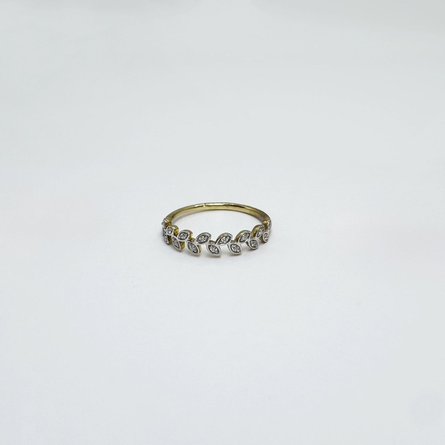 Anillo laurel oro y diamantes.