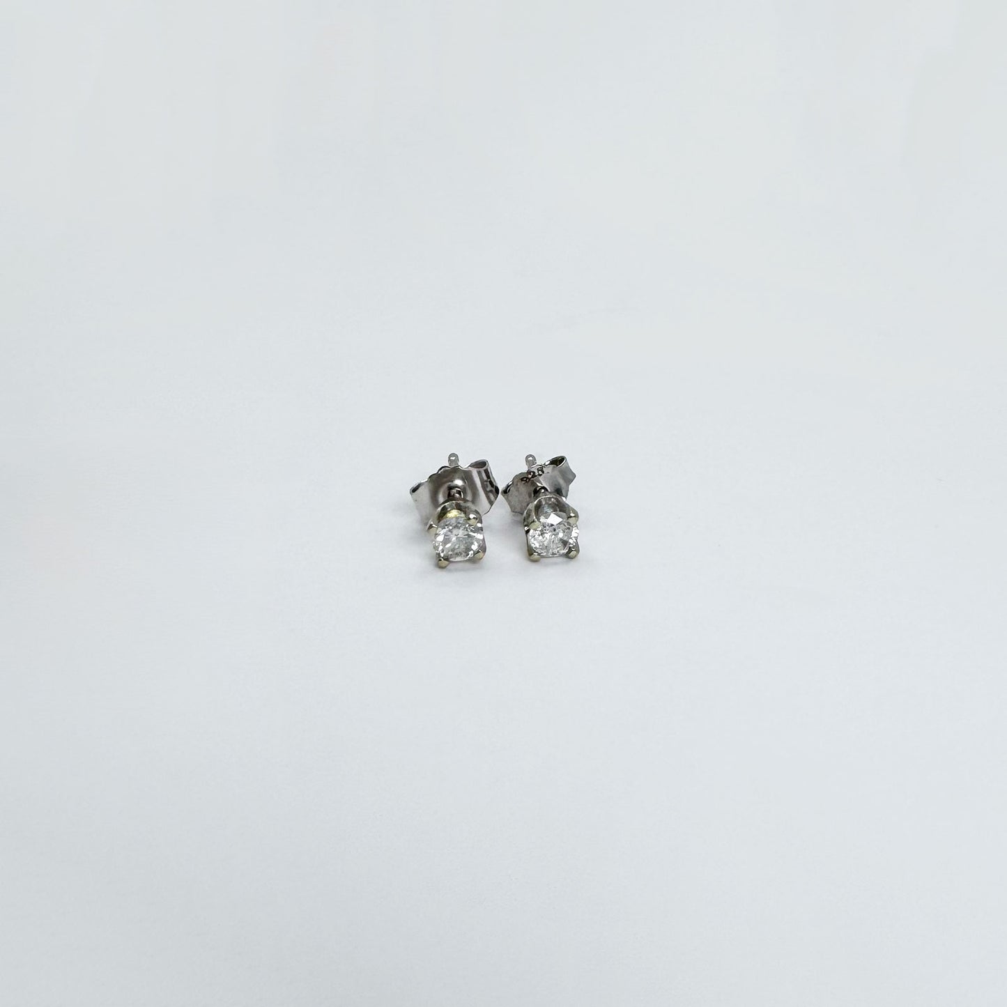 Piercings oro diamante chico.