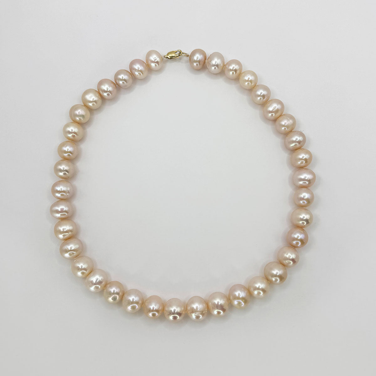 Collar clásico perlas rosa.